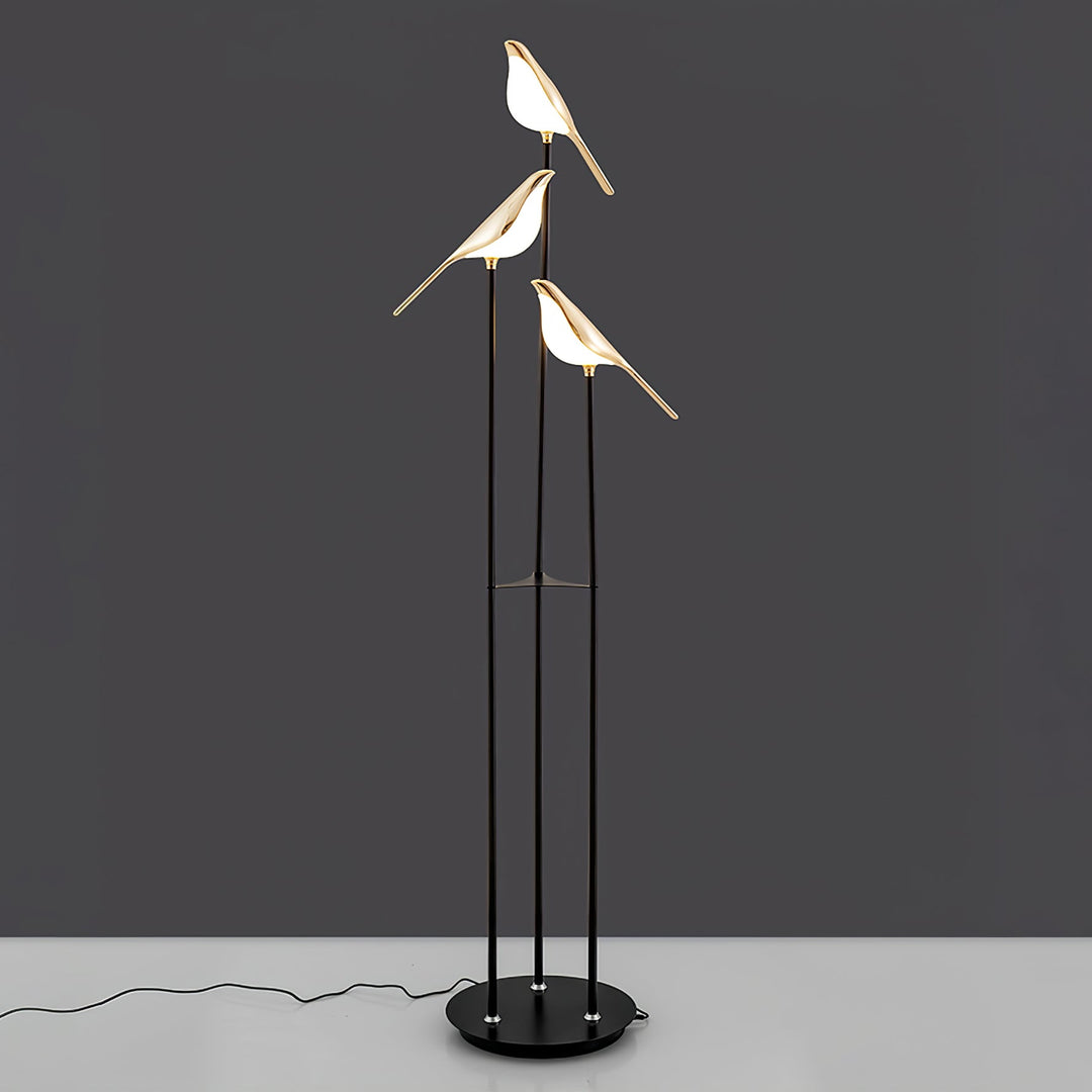 Superbe lampe sur pied LED Perchée de Pie, créant une ambiance lumineuse chaleureuse et stylée.