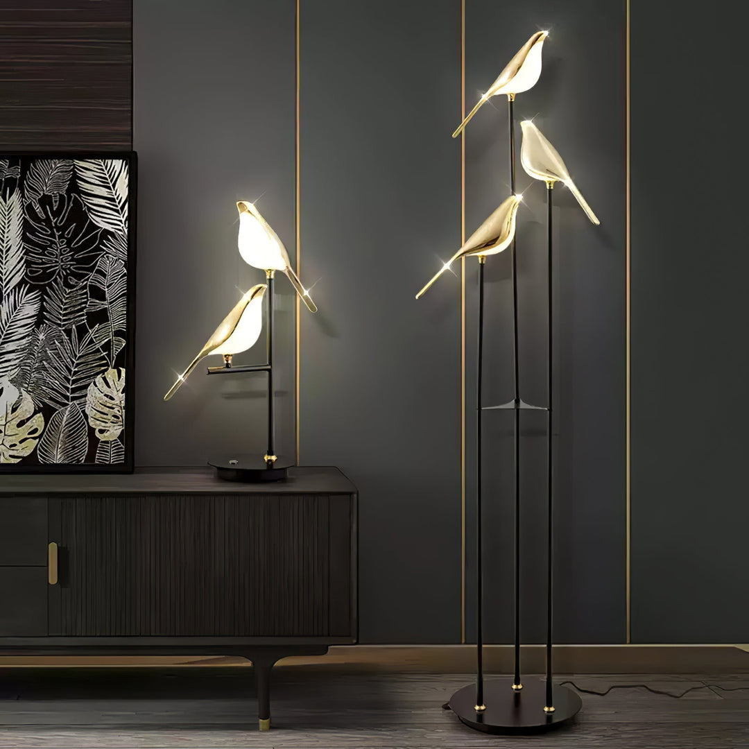 Lumière LED douce : Lampe sur pied Perchée de Pie, créant une atmosphère relaxante dans la chambre.