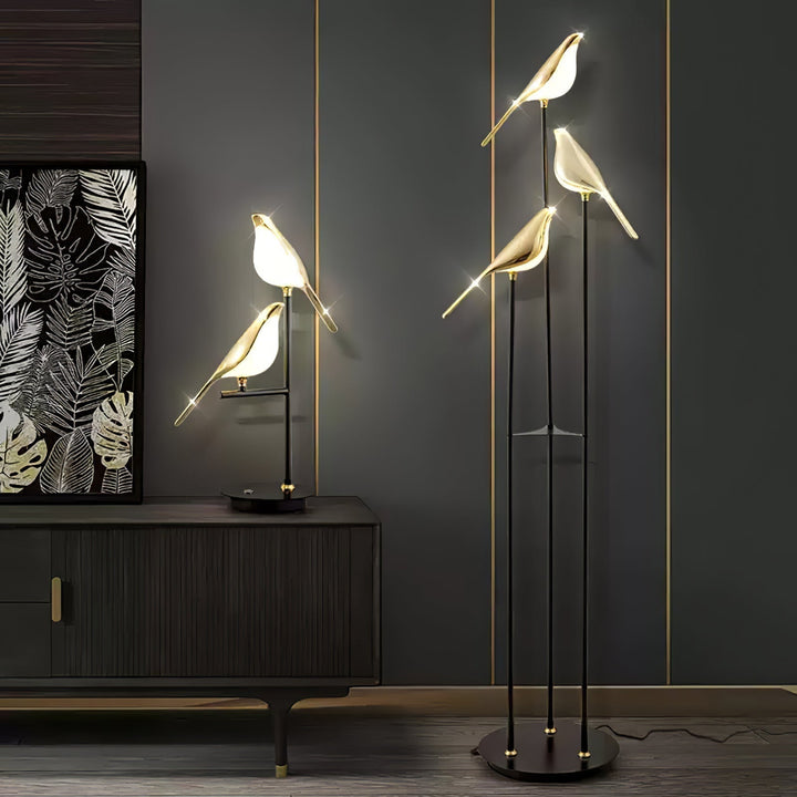 Lumière LED douce : Lampe sur pied Perchée de Pie, créant une atmosphère relaxante dans la chambre.