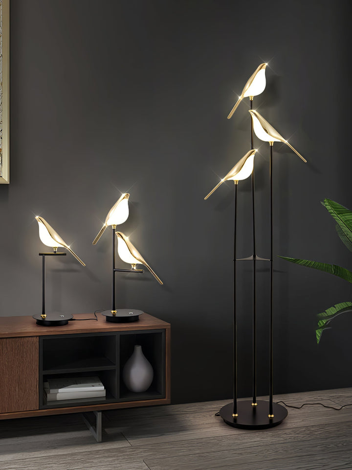 Lampe sur pied LED Perchée de Pie illuminant un coin lecture moderne, style et fonctionnalité.