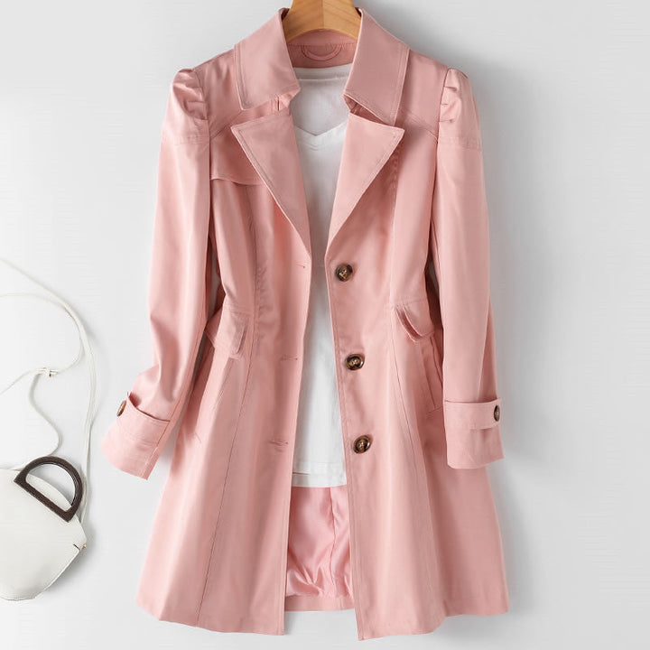 Veste trench femme polyvalente, coupe mi-longue. Un essentiel chic pour votre garde-robe de printemps et automne.