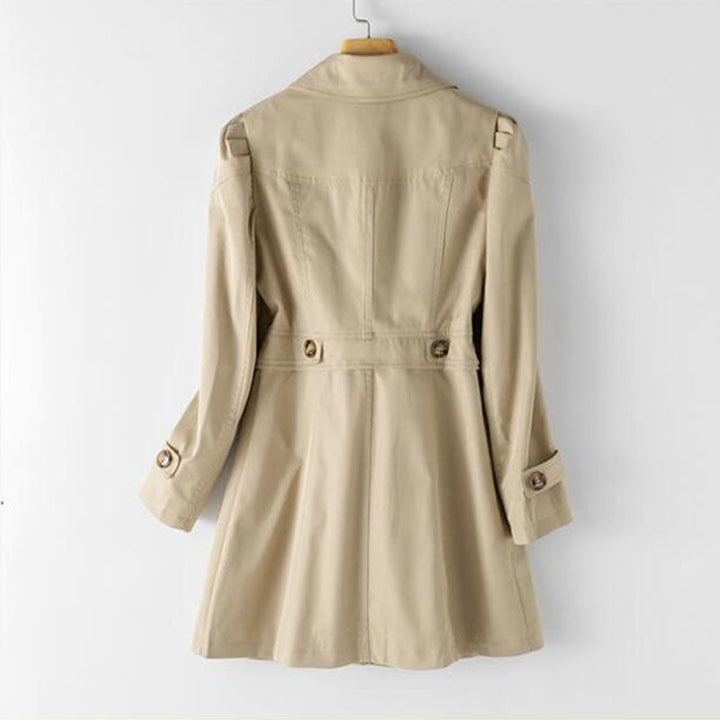 Manteau trench femme chic et raffiné. Style mi-long, idéal pour une allure élégante au printemps comme à l'automne.