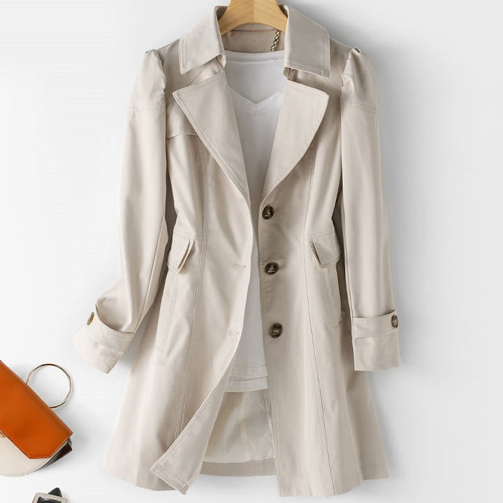 Manteau trench classique femme, style intemporel. Parfait pour une allure élégante et raffinée en toute saison.