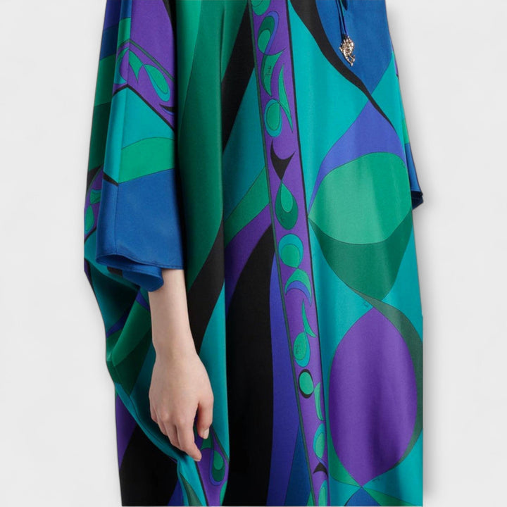 Robe kaftan psychédélique en satin soyeux, style vibrant et élégant. Parfait pour un look d'été chic.