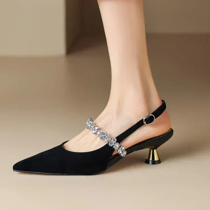 Escarpins scintillants complétant une robe de soirée, chaussure à talon mode, élégance et confort femme.