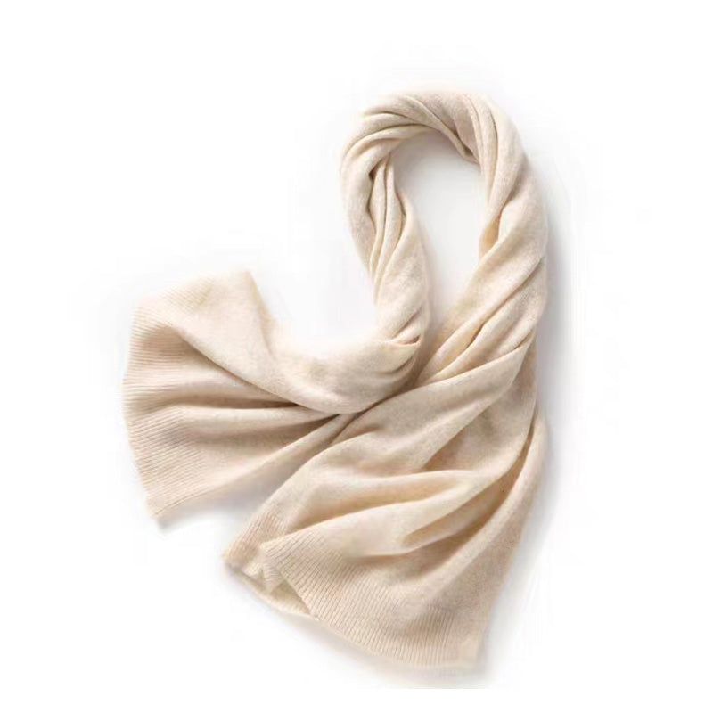 Femme profitant de sa chaude écharpe, accessoire hiver confortable et mode pour l'automne.