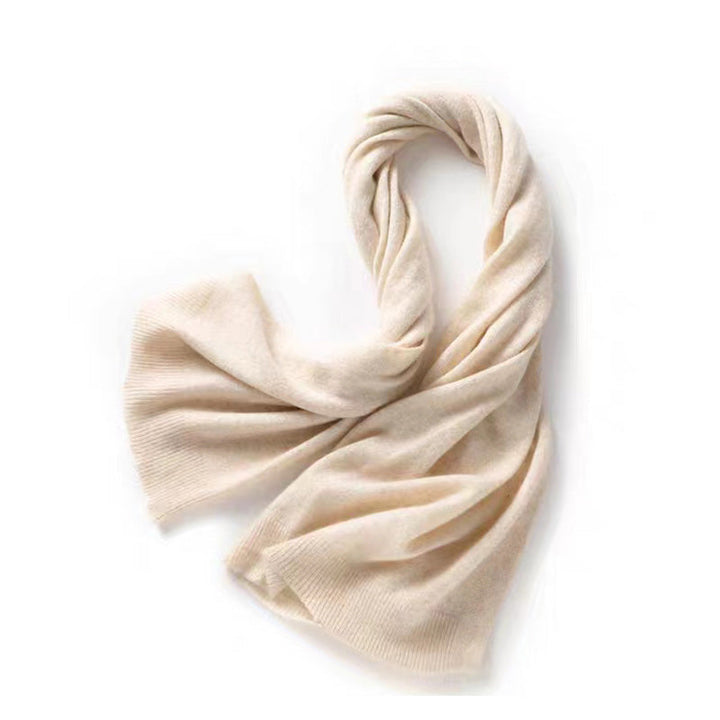 Femme profitant de sa chaude écharpe, accessoire hiver confortable et mode pour l'automne.