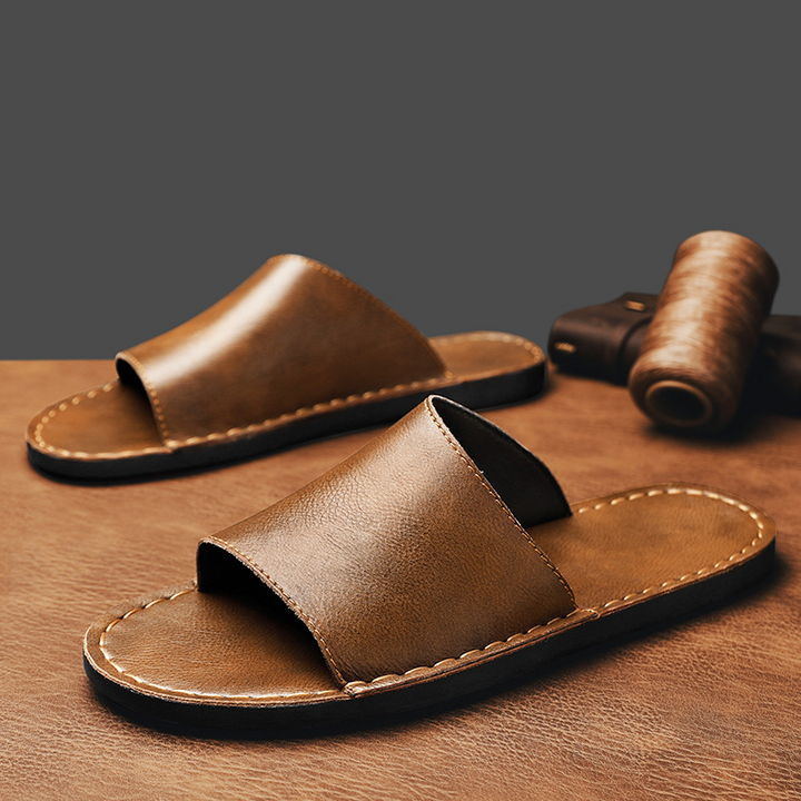 Sandales plates marron pour hommes, design croisé, idéales pour l'été et les vacances, confort quotidien.
