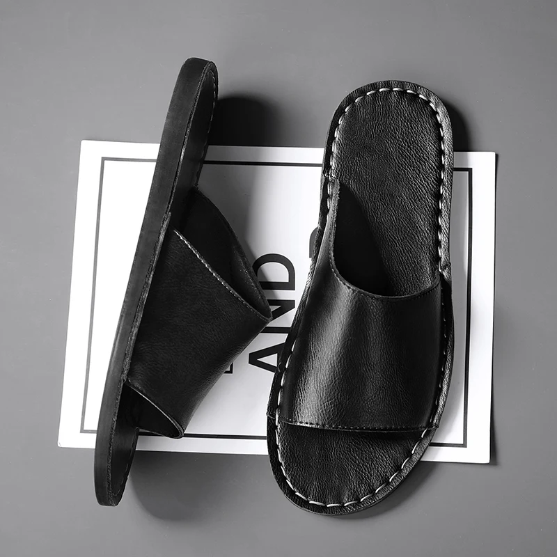 Élégantes mules croisées pour hommes, couleur noire, idéales comme sandales d'été confortables et légères.