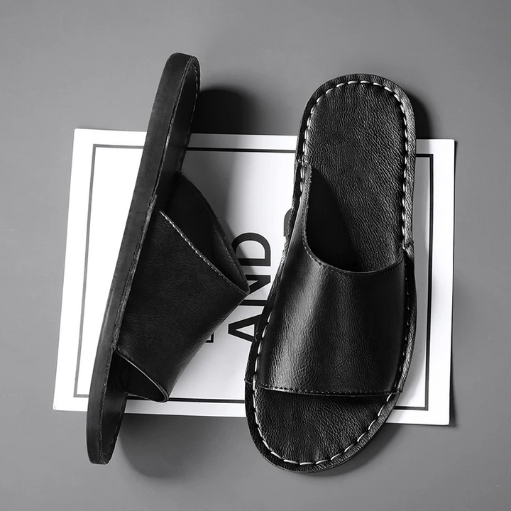 Élégantes mules croisées pour hommes, couleur noire, idéales comme sandales d'été confortables et légères.