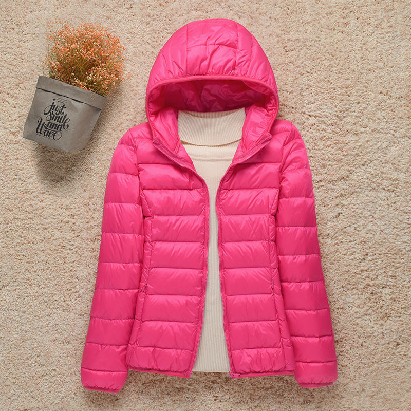 Veste matelassée ultra-légère pour femme avec capuche, offrant chaleur et confort. Élégante et polyvalente.