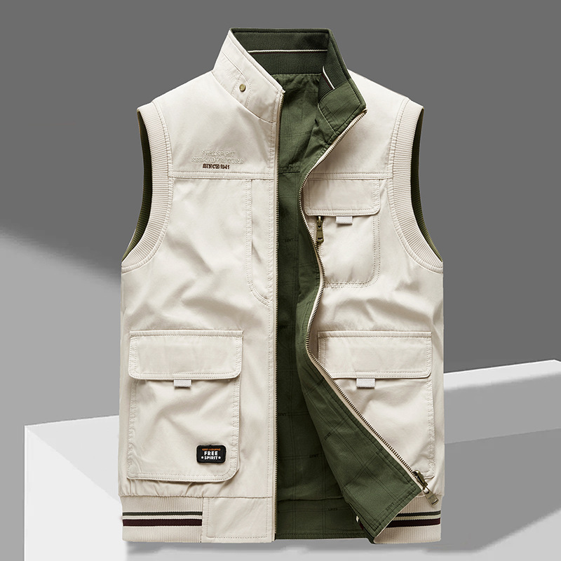 Gilet homme réversible multi-poches. Veste sans manches fonctionnelle pour mode masculine et look décontracté.