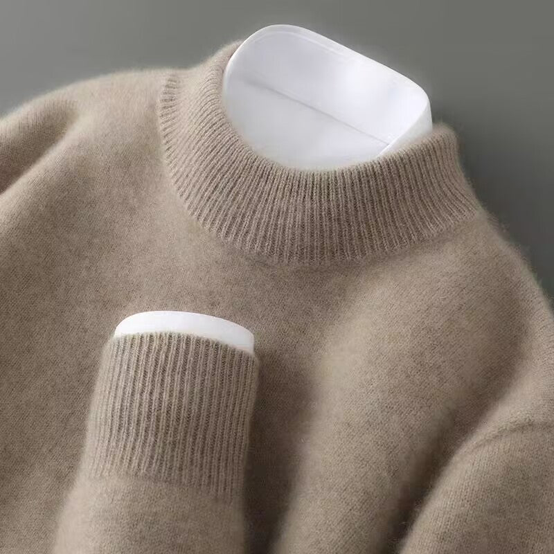 Chandail homme coupe classique, pull polyvalent avec col montant. Vêtement hiver élégant et confortable.