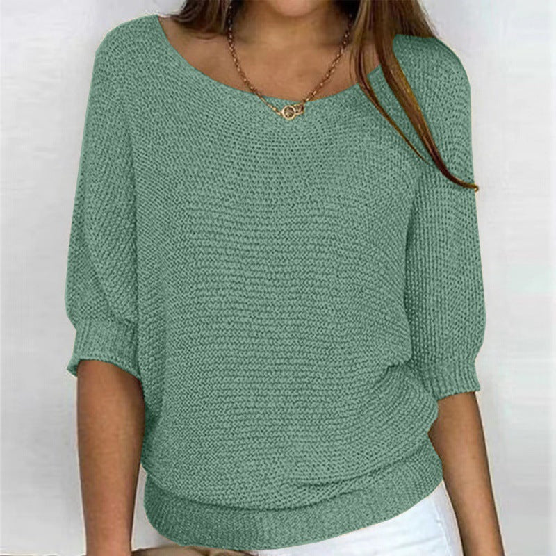 Pull femme élégant couleur lila. Tricot doux et confortable, un vêtement intemporel pour la mode hiver.