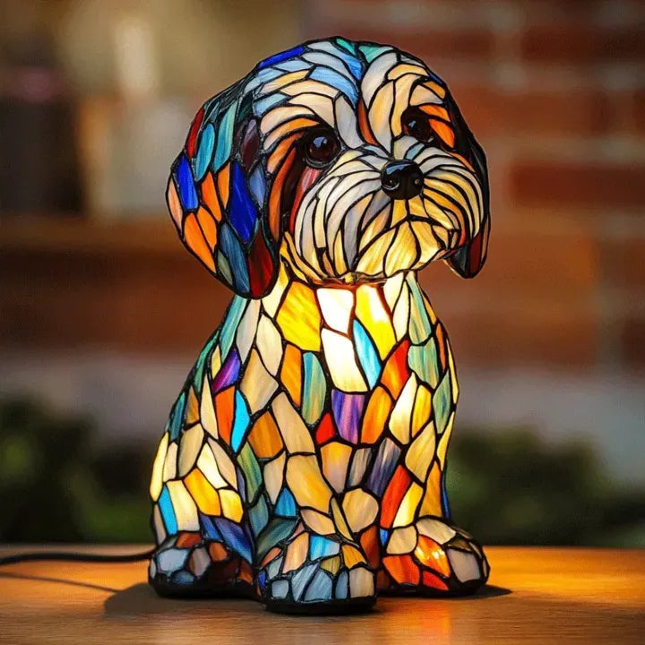 Lampe chien décorative posée sur une étagère, apporte lumière douce et touche originale à votre intérieur.