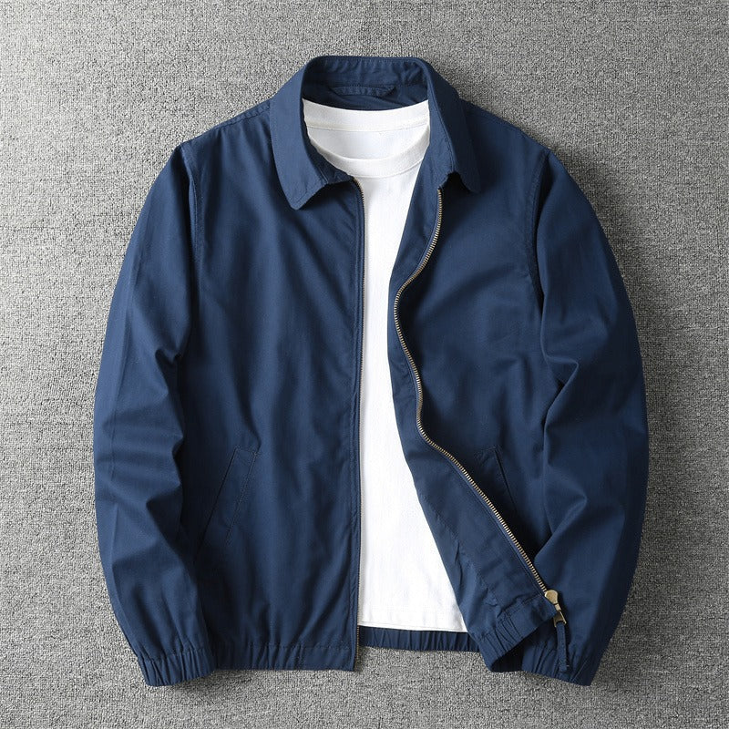 Modèle portant la veste homme David urbaine. Blouson zippé moderne, style casual chic pour un look élégant et décontracté.