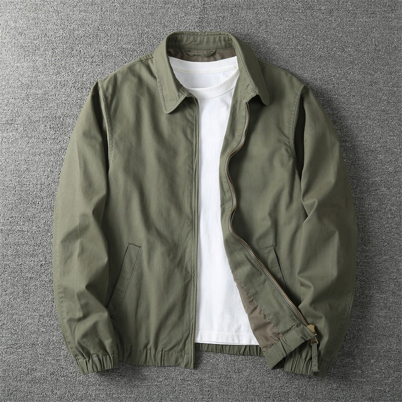 Détail de la fermeture zippée de la veste homme urbaine David. Blouson moderne décontracté, tissu confortable et tendance.