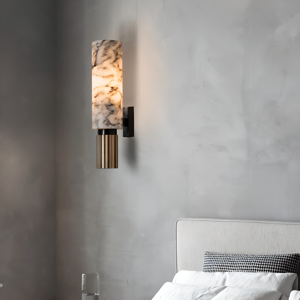 Applique murale LED cylindrique en marbre blanc pour salon moderne, lumière chaude et élégante.