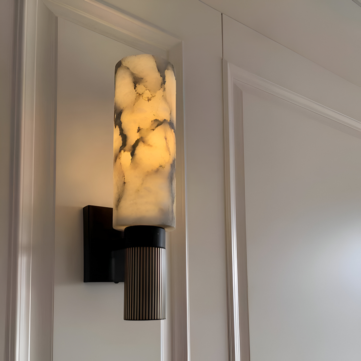 Lampe LED murale en marbre, cylindrique, offre un éclairage intérieur doux et raffiné.
