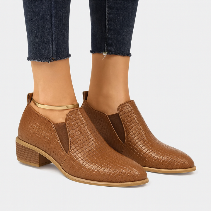 Chaussures de ville femme Marcy avec un design chic à relief géométrique, alliant mode, élégance et confort polyvalent.