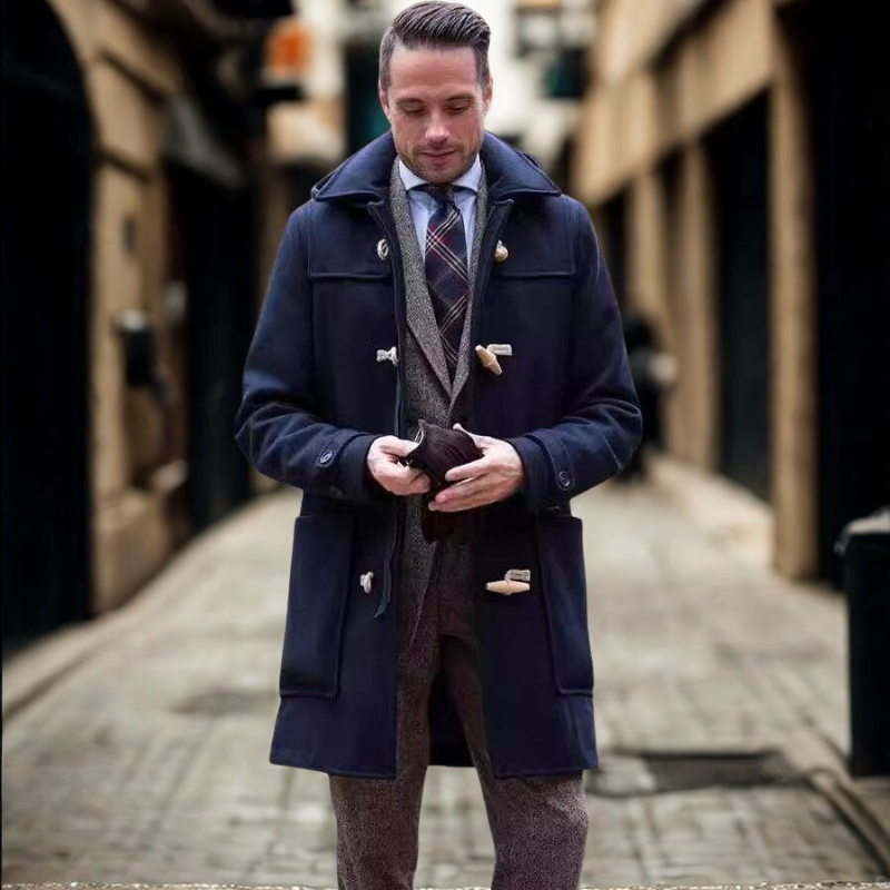 Manteau trench homme mi-long élégant à capuche. Idéal pour l'hiver, chaud et chic, style mode masculine.