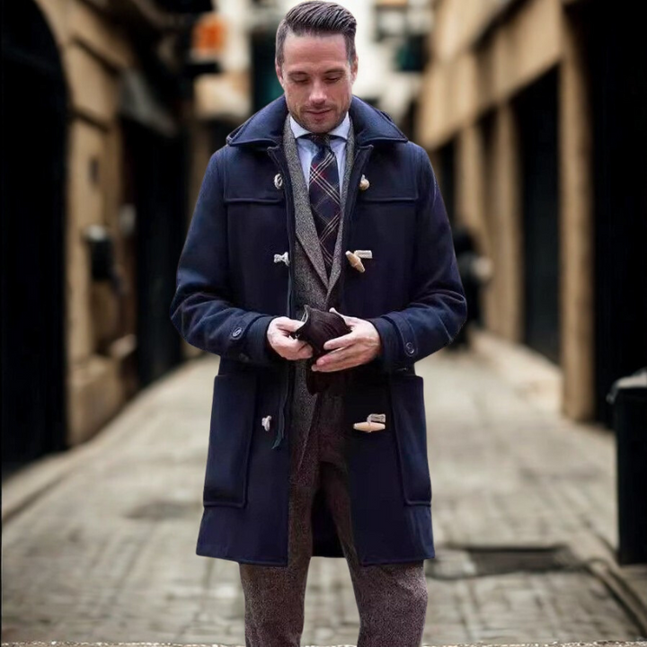 Manteau trench homme mi-long élégant à capuche. Idéal pour l'hiver, chaud et chic, style mode masculine.
