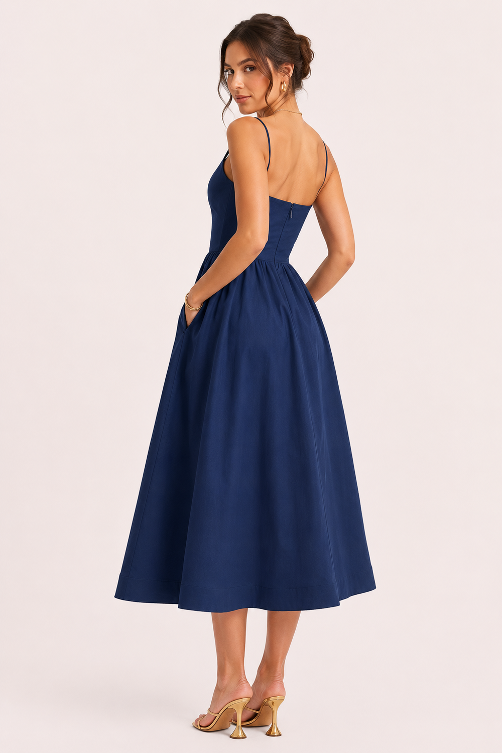 Vêtement femme : Robe midi estivale chic décontractée à bretelles, coupe fluide, pour un look printanier.