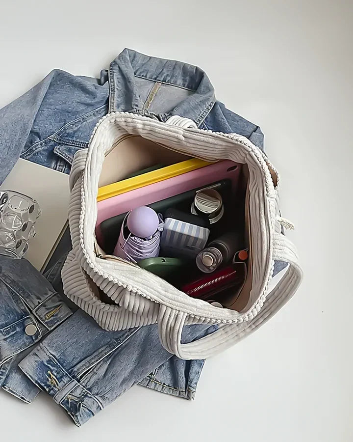 Sac femme moderne côtelé, idéal pour le travail et le quotidien. Rangement optimisé, design élégant avec cordon.