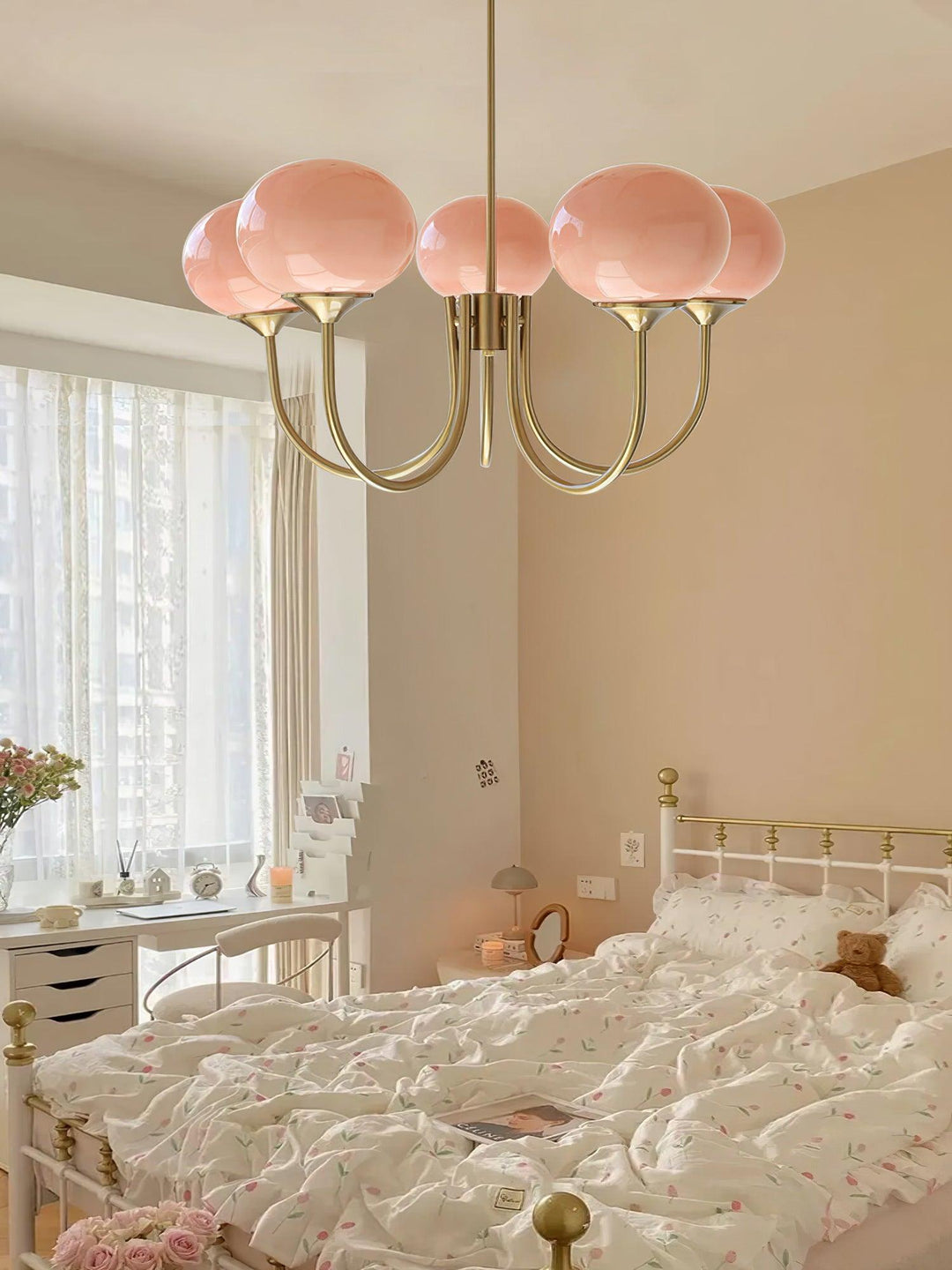 Luminaire suspension Marshmallow dimmable, chambre.