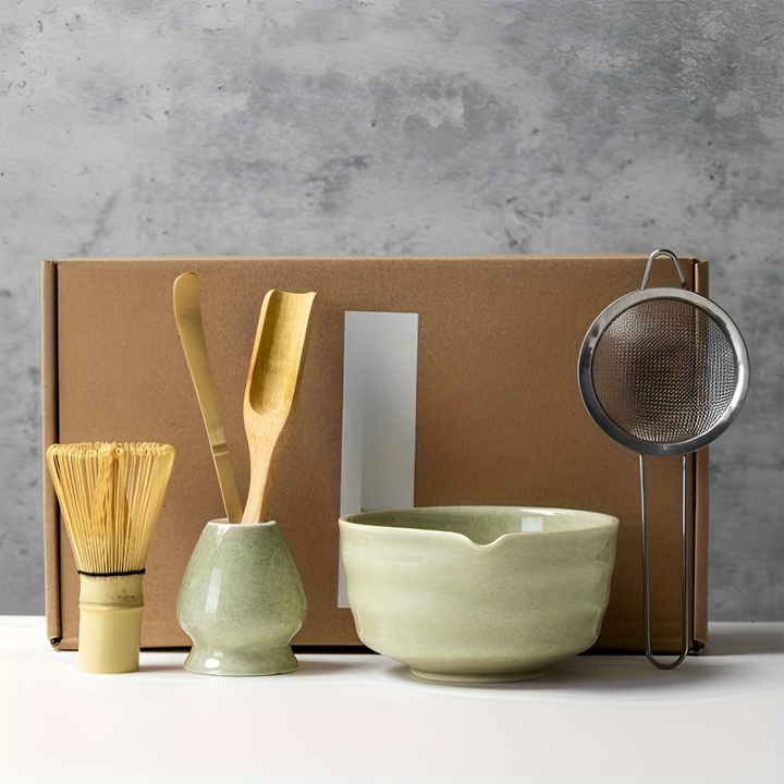 Set de matcha complet avec bol en céramique, fouet chasen en bambou et cuillère.