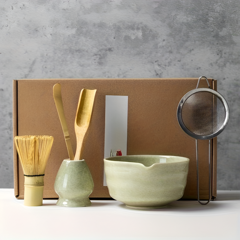 Ensemble matcha comprenant bol, fouet chasen, cuillère et support en céramique.