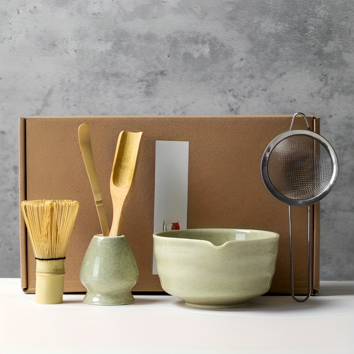 Ensemble matcha comprenant bol, fouet chasen, cuillère et support en céramique.