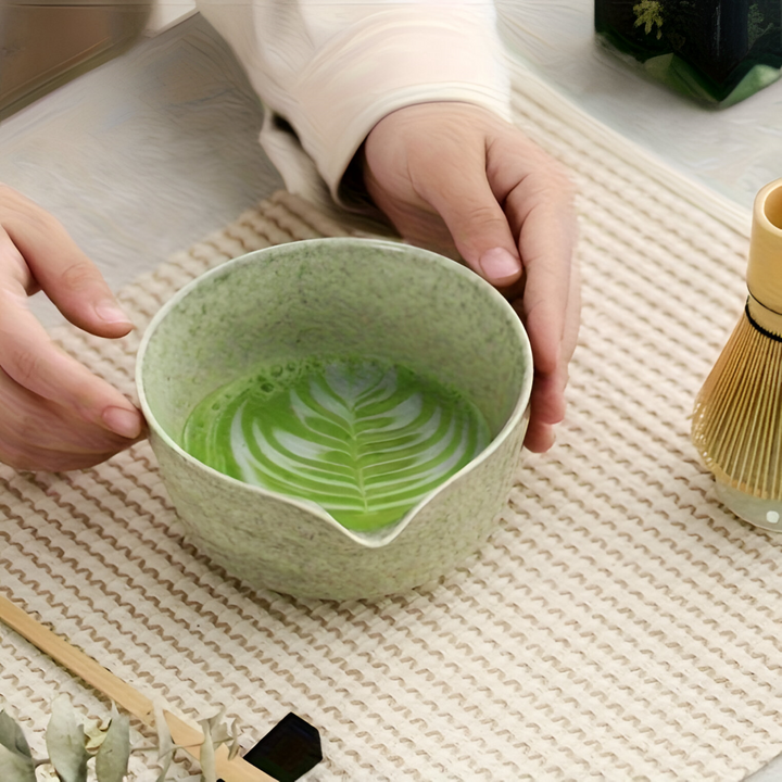 Set de préparation matcha japonais en céramique artisanale et bambou naturel.