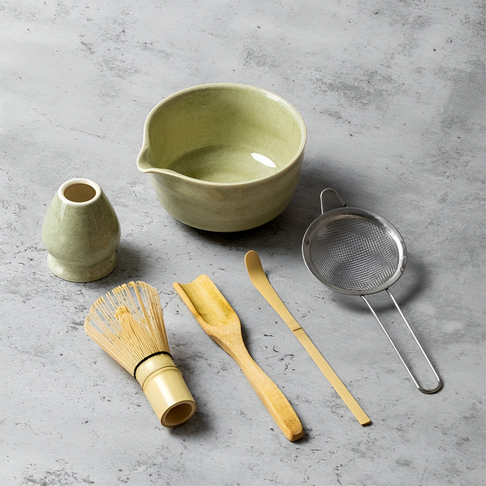 Accessoires matcha de qualité: bol en céramique, chasen en bambou et chashaku.