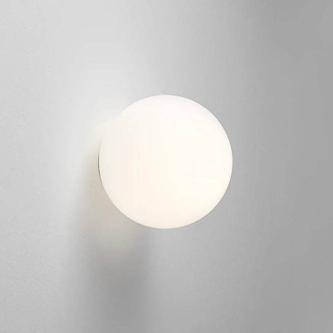 Applique murale LED moderne, globe en verre dépoli, lumière douce pour salon ou chambre.