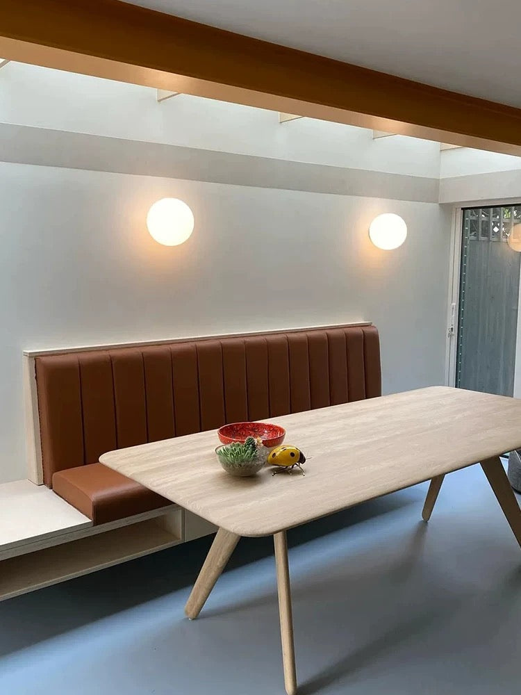 Applique murale LED, globe dépoli, lumière douce et réglable, design moderne pour tout intérieur.
