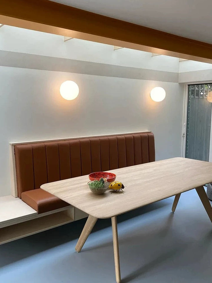 Applique murale LED, globe dépoli, lumière douce et réglable, design moderne pour tout intérieur.