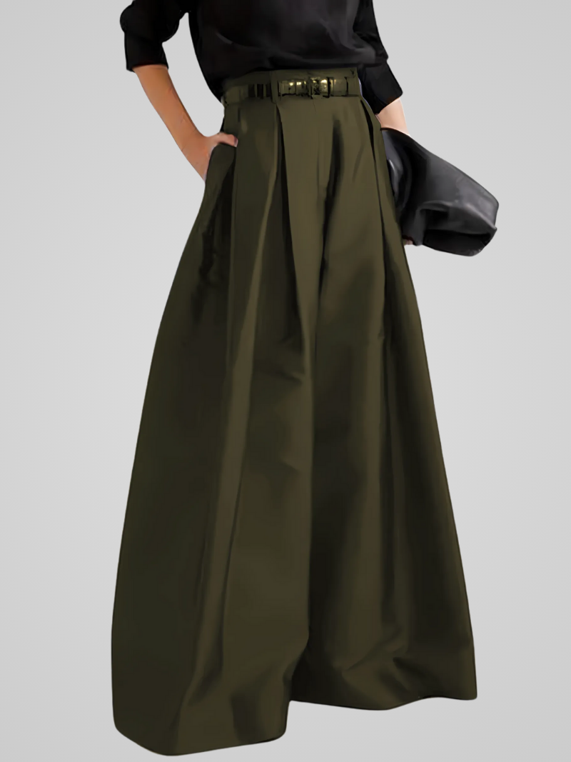 Femme portant une jupe-pantalon longue taille haute fluide, silhouette élégante et confortable, parfaite pour l'automne.