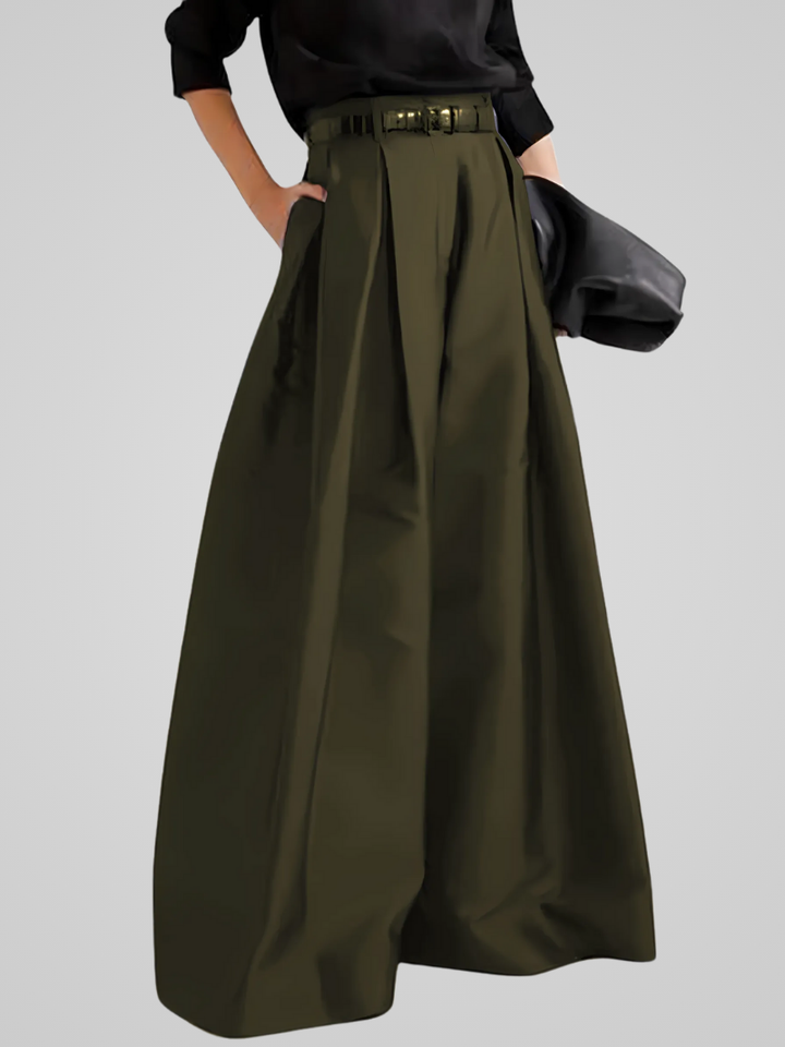 Femme portant une jupe-pantalon longue taille haute fluide, silhouette élégante et confortable, parfaite pour l'automne.