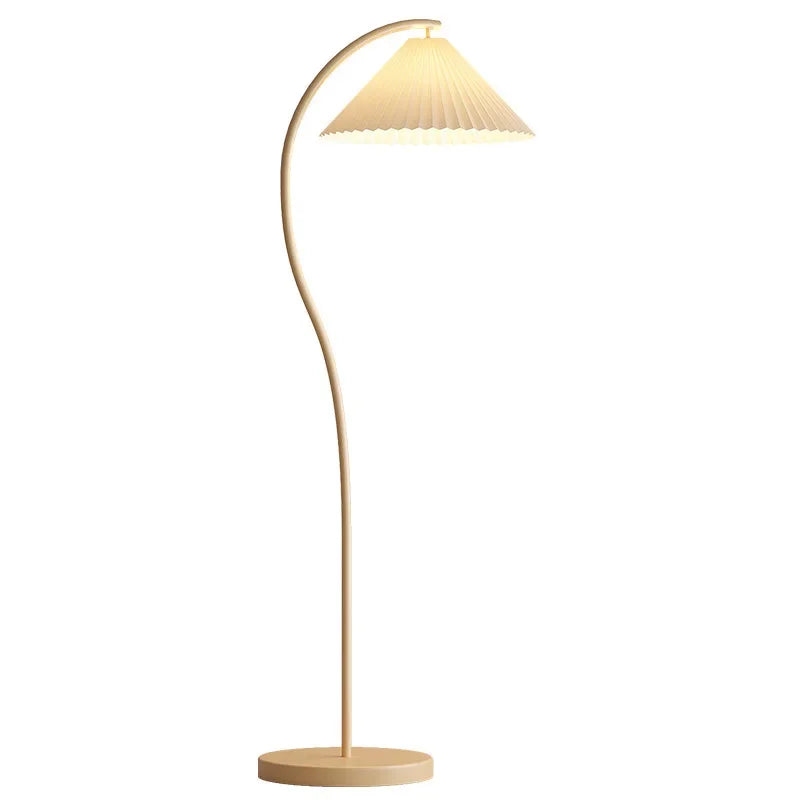 Lampe sur pied LED slim pour chambre, apporte une lumière douce et une ambiance chaleureuse et moderne.