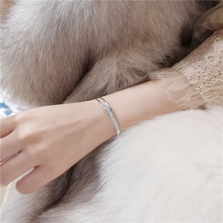Bracelet jonc tendance en argent 925 avec zirconia, bijou féminin et raffiné.