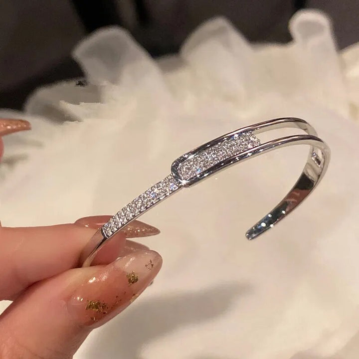 Bracelet jonc ouvert en argent 925 pour femme, orné de zirconias scintillants.