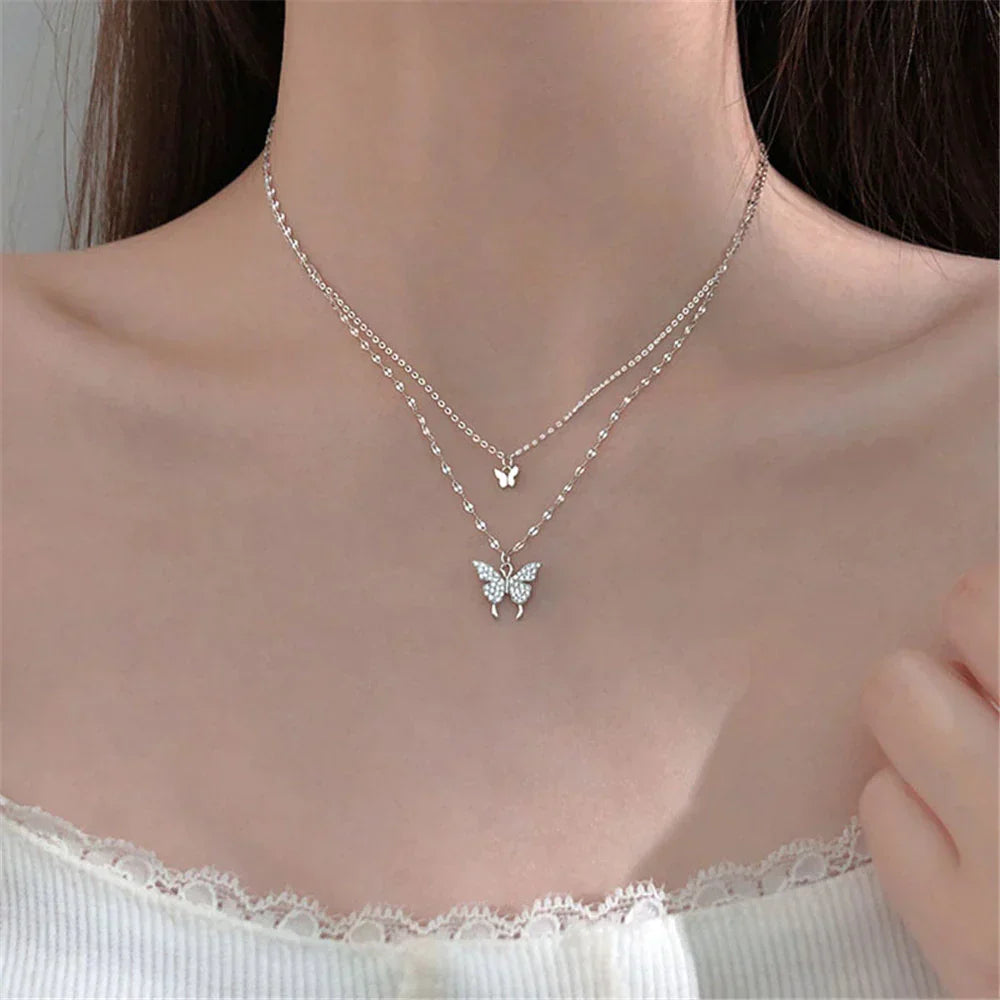 Collier papillon élégant femme, double chaîne argent avec zircon brillant. Bijou mode pour toute occasion.