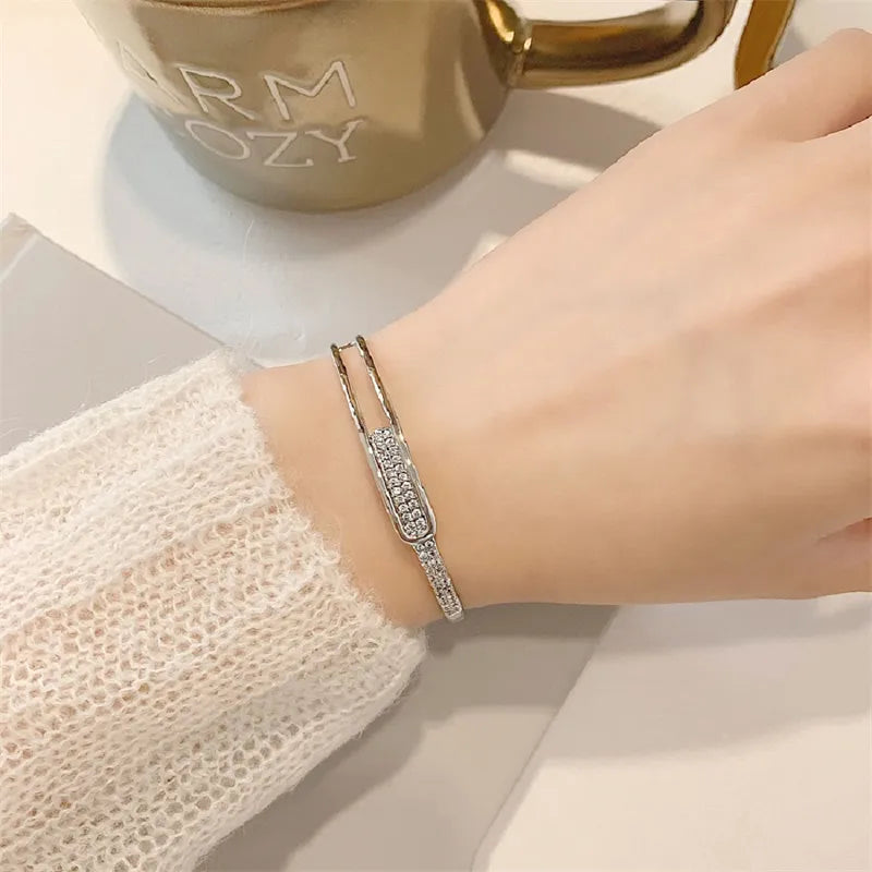 Jonc ajustable en argent 925 avec zirconia pour femme, un bijou élégant et moderne.