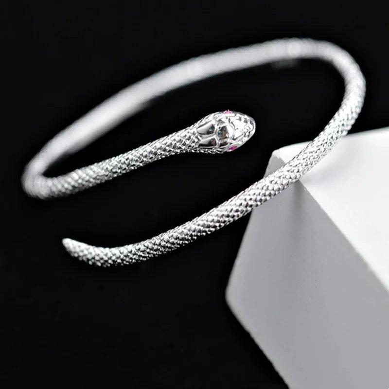 Bijou bracelet serpent ajustable en argent, design tendance pour femme, accessoire polyvalent et chic.