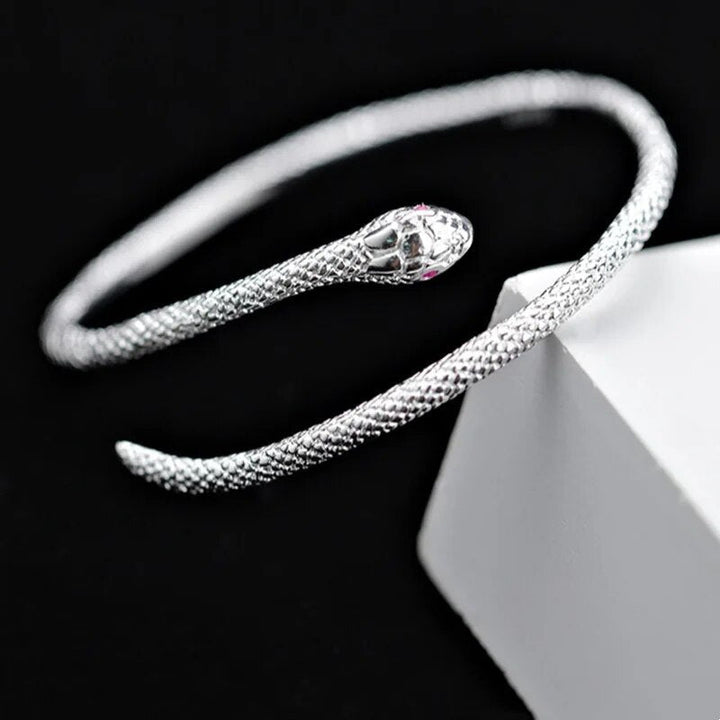 Bijou bracelet serpent ajustable en argent, design tendance pour femme, accessoire polyvalent et chic.