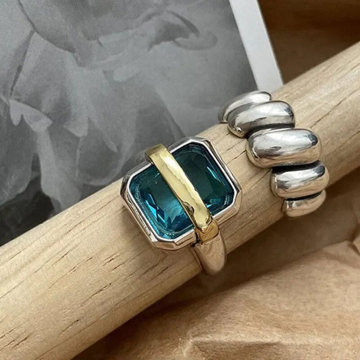 Bague joaillerie femme en argent sterling avec pierre zircon bleu profond. Accessoire élégant et hypoallergénique.