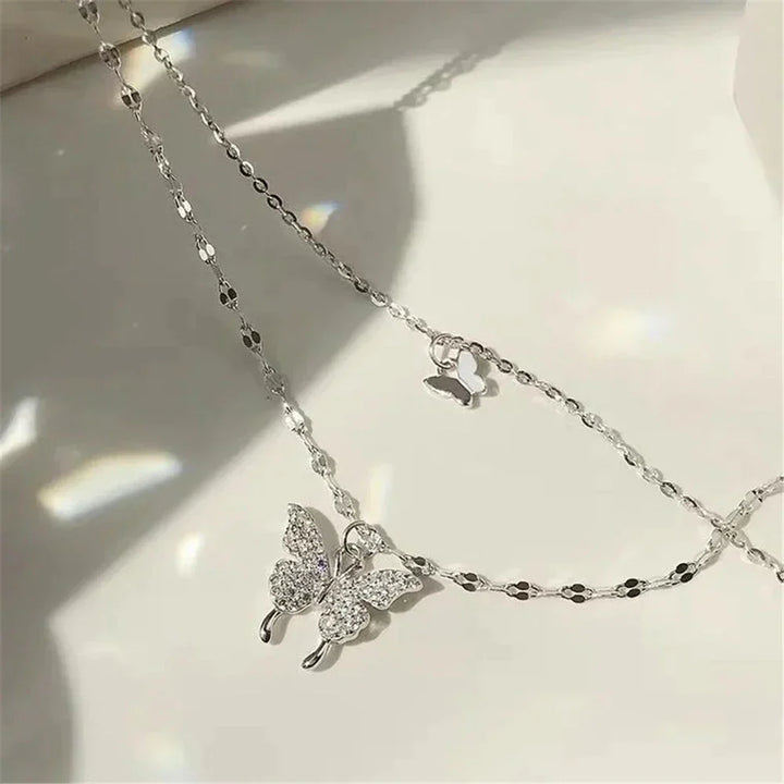 Collier papillon femme en argent, pendentif zircon scintillant. Double chaîne fine pour un look élégant et moderne.