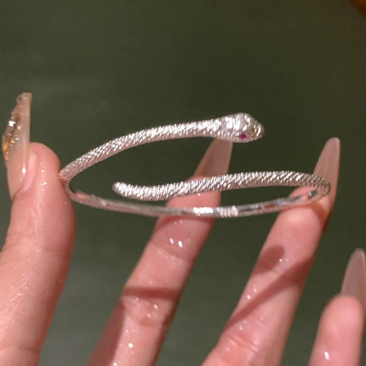 Bracelet en argent avec motif serpent symbolique, élégant et fin, parfait pour toute occasion.
