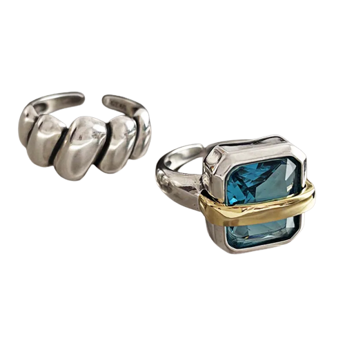 Bague en argent pour femme avec zircon bleu étincelant, design carré moderne. Bijou élégant et ajustable.